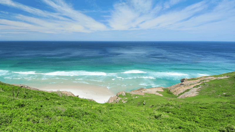conheca a praia brava em arraial do cabo